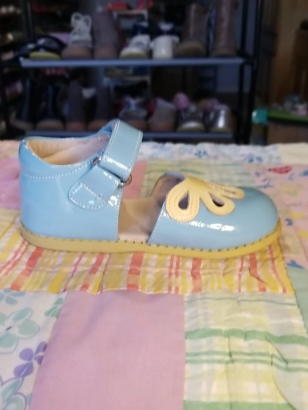 Livie & Luca Blue Patent leather Mary Janes w/Light Yellow Flower Size 8 Petals